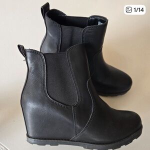 Universal Thread Boots Womens 9
Amalia Hidden Wedge Chelsea
Ankle Bootie Black